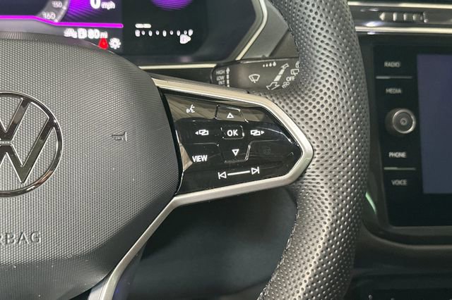 Certified 2022 Volkswagen Tiguan SE R-Line FWD image 32