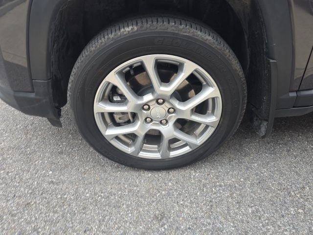 Certified 2024 Jeep Compass Latitude w/ Sun and Sound Group AWD/4WD image 9
