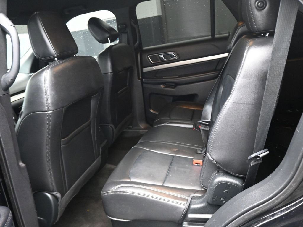 Used 2018 Ford Explorer XLT w/ Equipment Group 202A FWD image 10