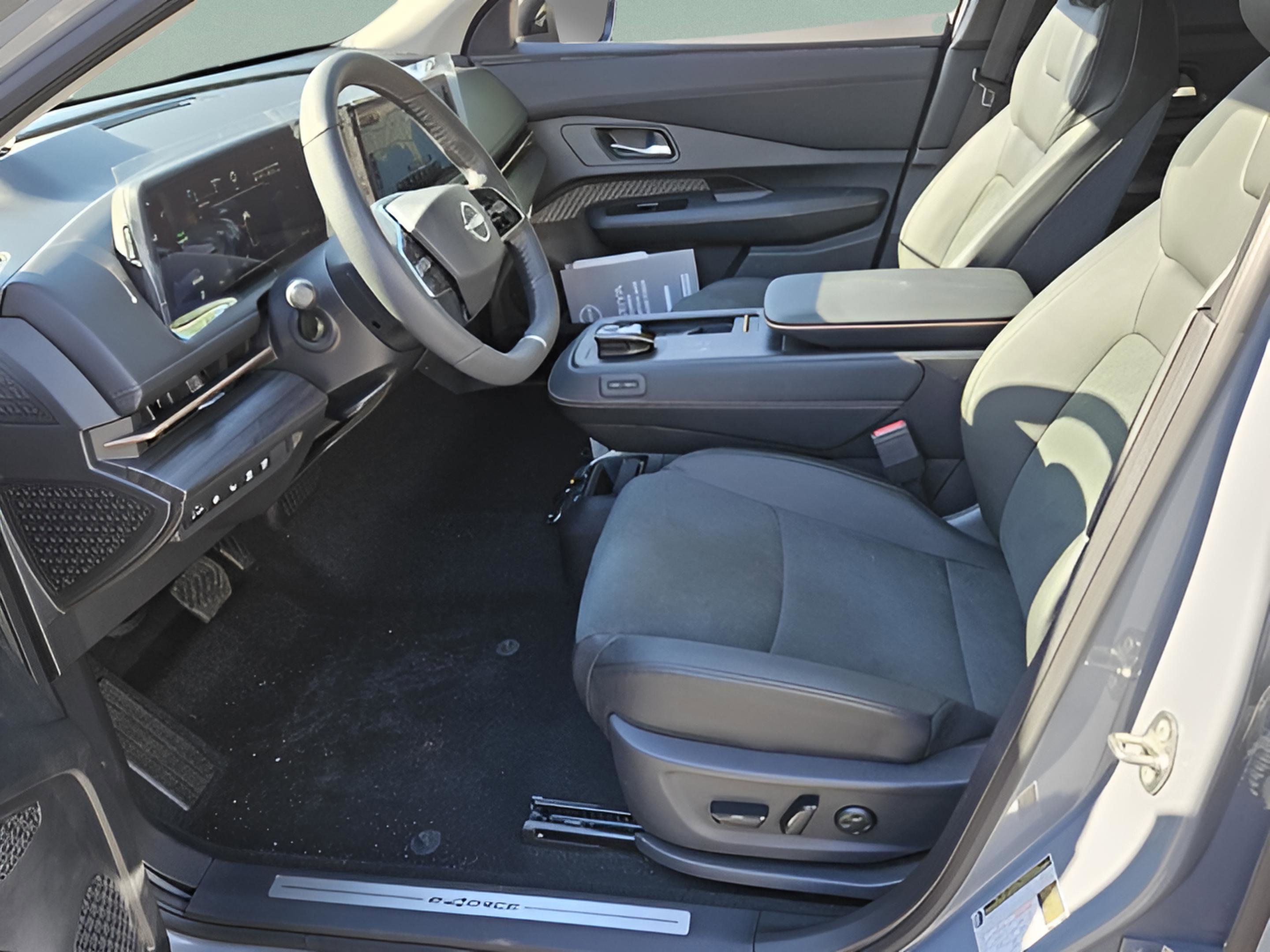 New 2025 Nissan Ariya AWD image 6