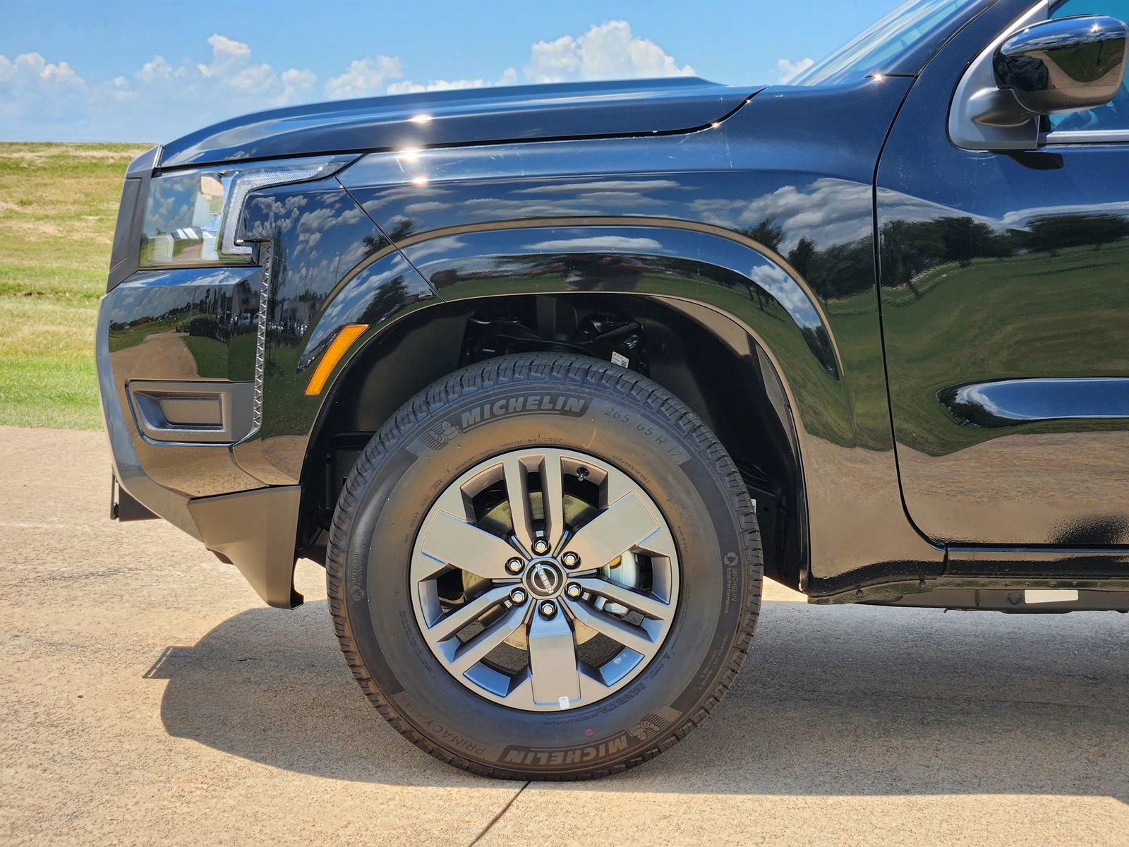 New 2025 Nissan Frontier SV image 9