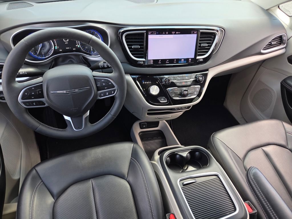 Used 2024 Chrysler Pacifica Touring-L FWD image 8