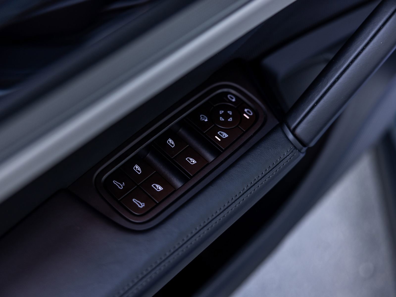 Certified 2025 Porsche Cayenne AWD/4WD image 46