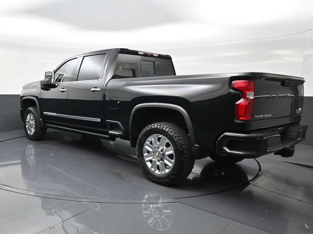 Used 2024 Chevrolet Silverado 2500 High Country w/ High Country Premium Package AWD/4WD image 3