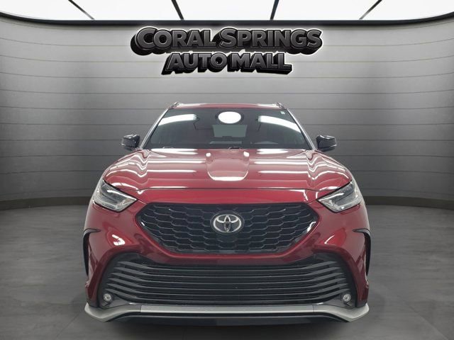 Used 2021 Toyota Highlander XSE FWD image 2