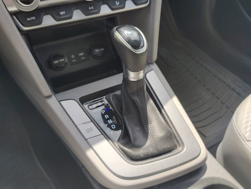 Used 2020 Hyundai Elantra SE FWD image 19