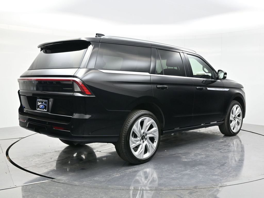 Used 2025 Lincoln Navigator Reserve image 5
