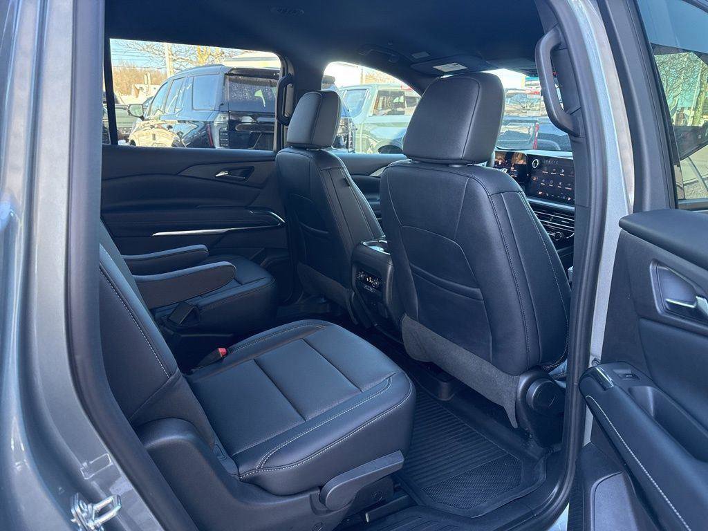 Used 2026 Chevrolet Traverse LT w/ Midnight/Sport Edition FWD image 32