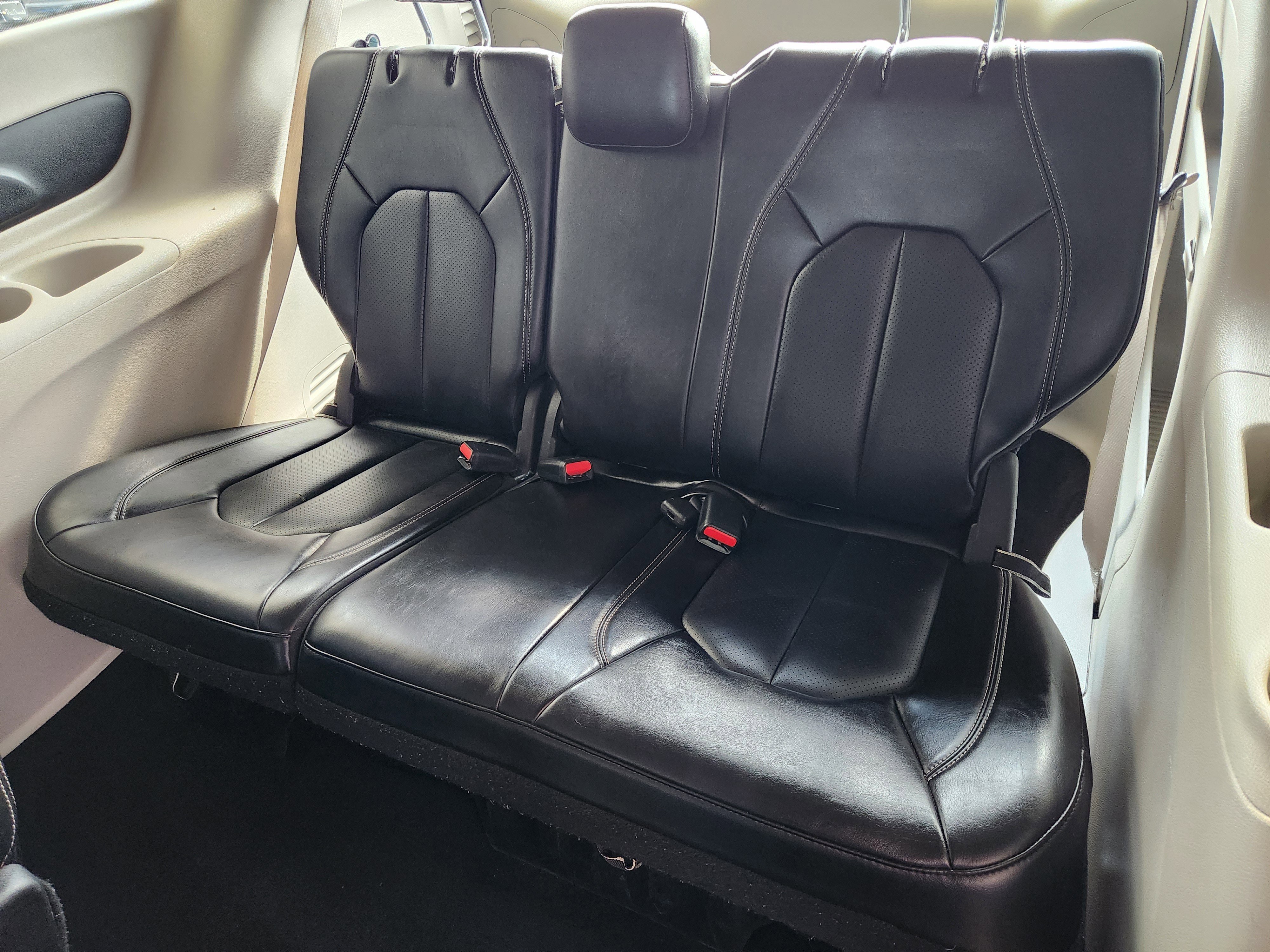 Used 2023 Chrysler Pacifica Touring-L FWD image 34