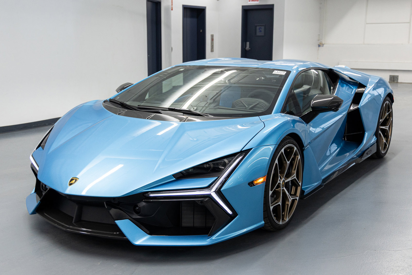 Used 2025 Lamborghini Revuelto image 1