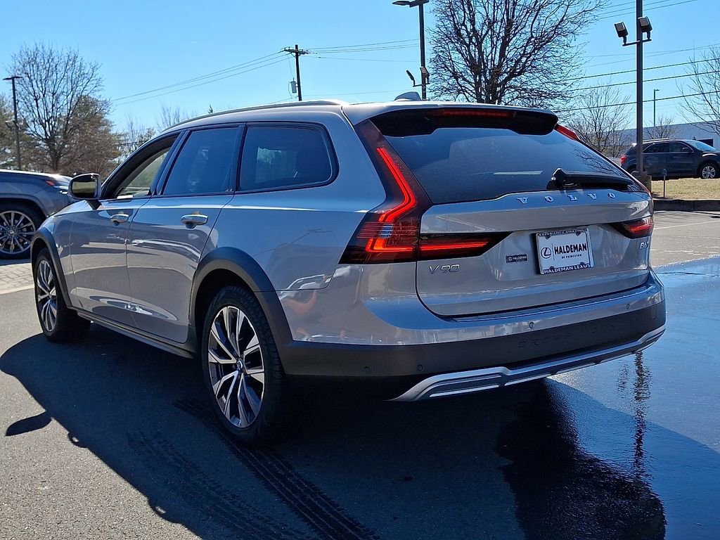 Used 2025 Volvo V90 B6 Cross Country Plus w/ Protection Package Premier image 4
