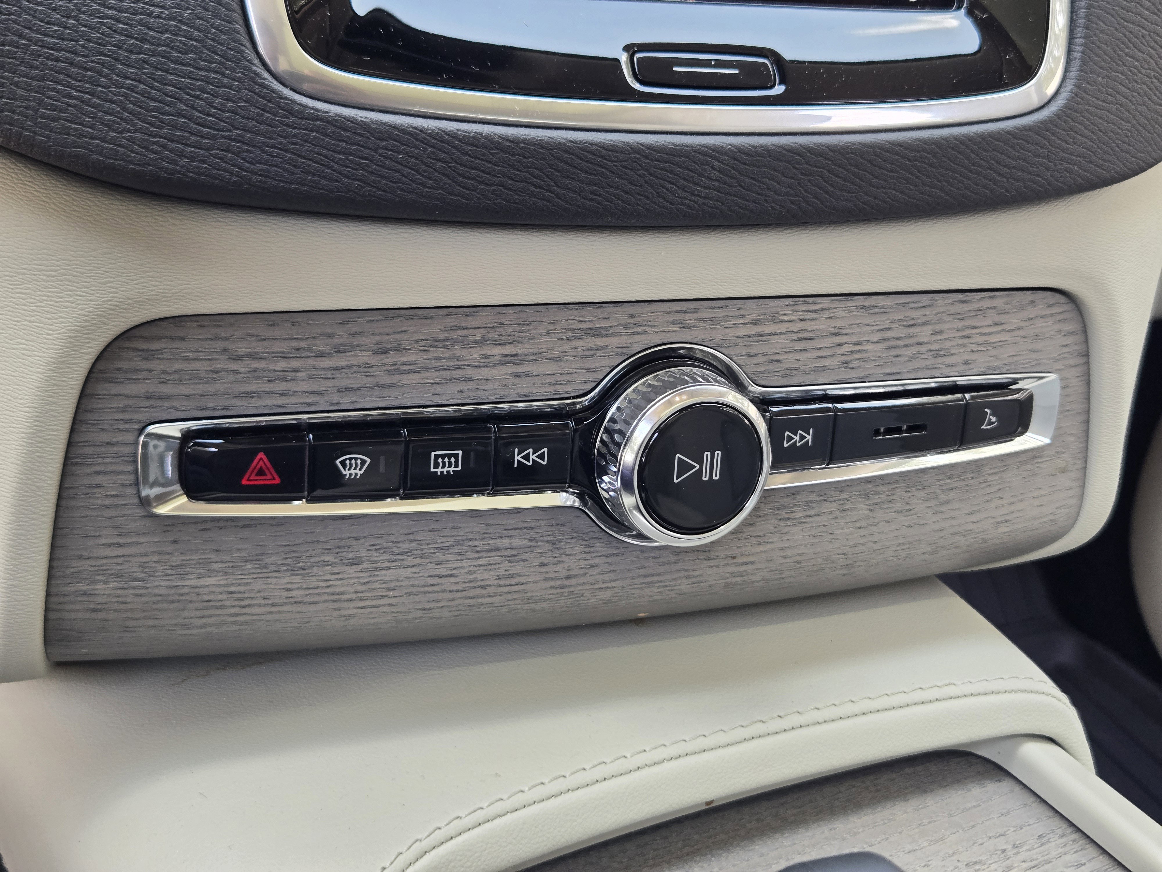 Certified 2025 Volvo XC90 T8 Plus w/ Protection Package Premier image 22