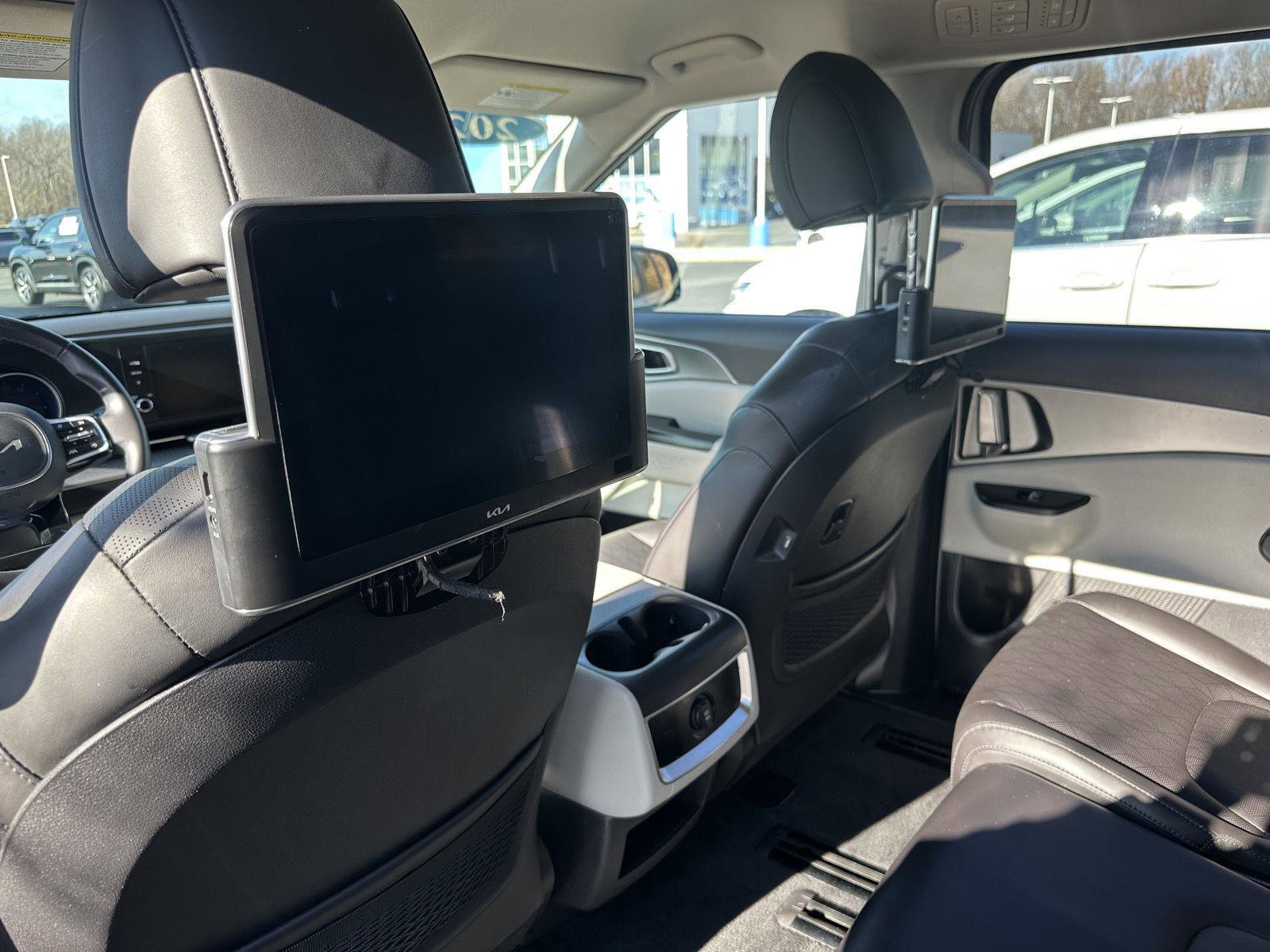 Used 2023 Kia Carnival LX w/ Paint Protection Package image 12