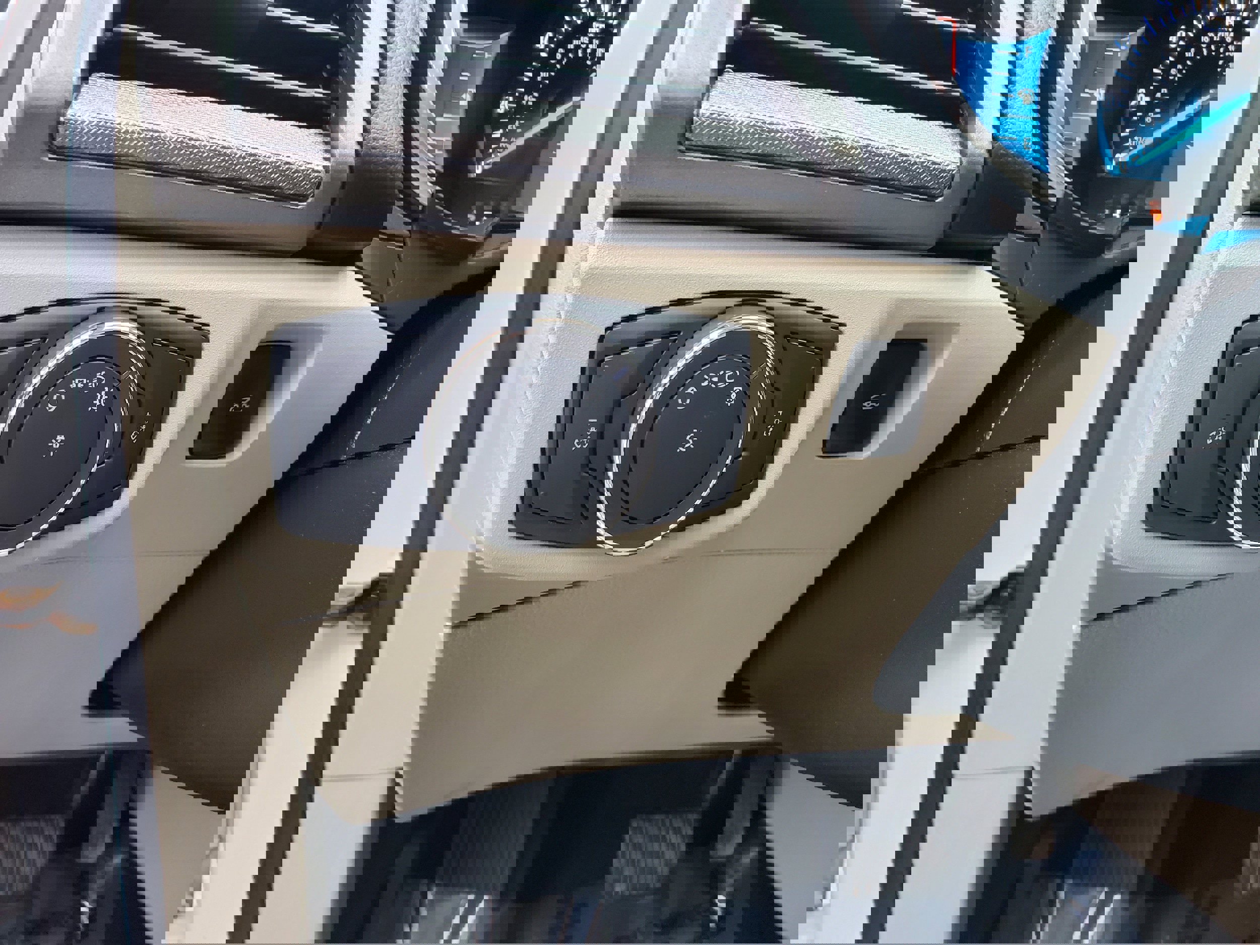 Used 2020 Ford Fusion SE image 12