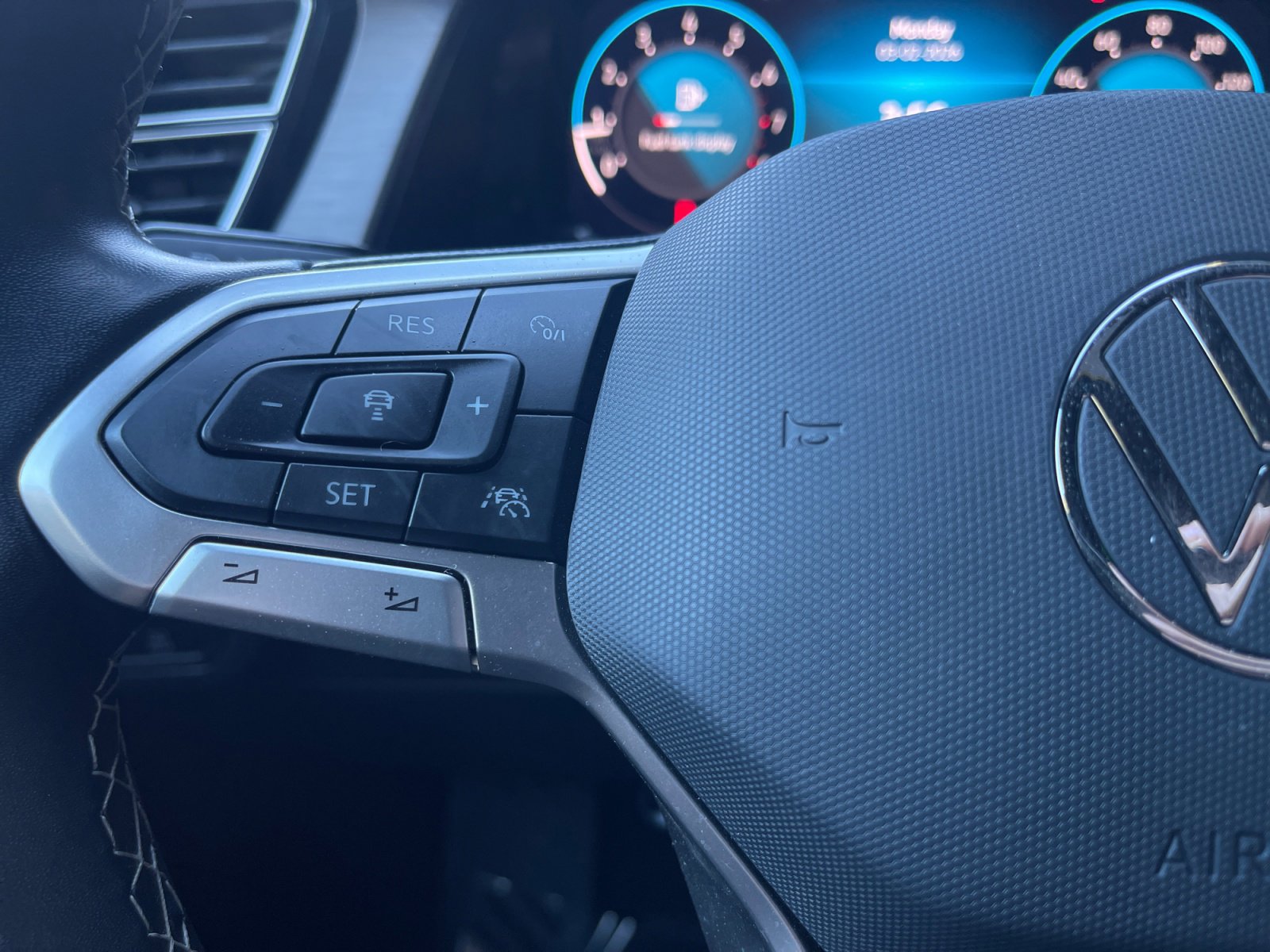 Used 2024 Volkswagen Atlas Cross Sport SE image 16