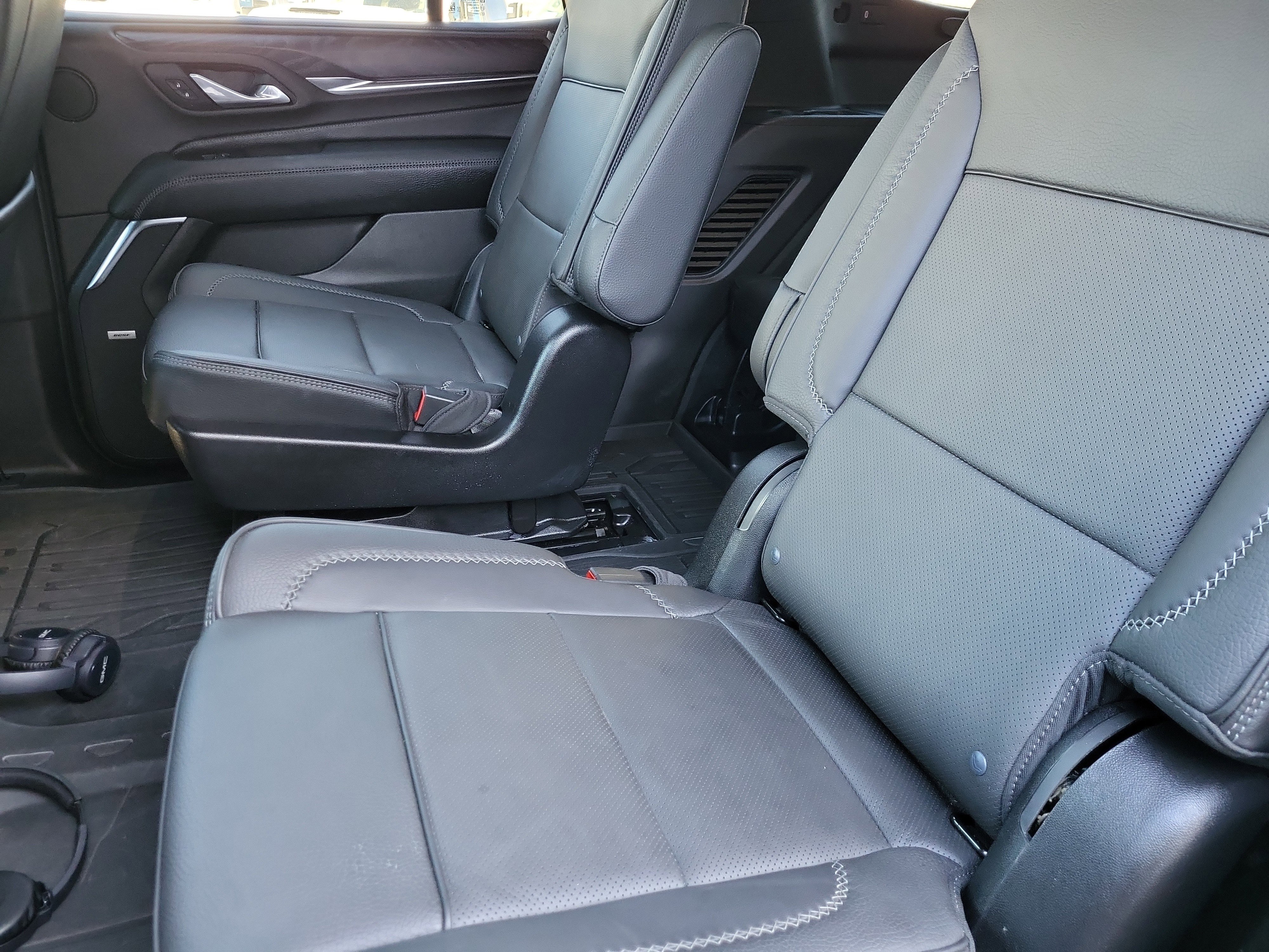 Used 2024 GMC Yukon Denali w/ Advanced Technology Package image 15