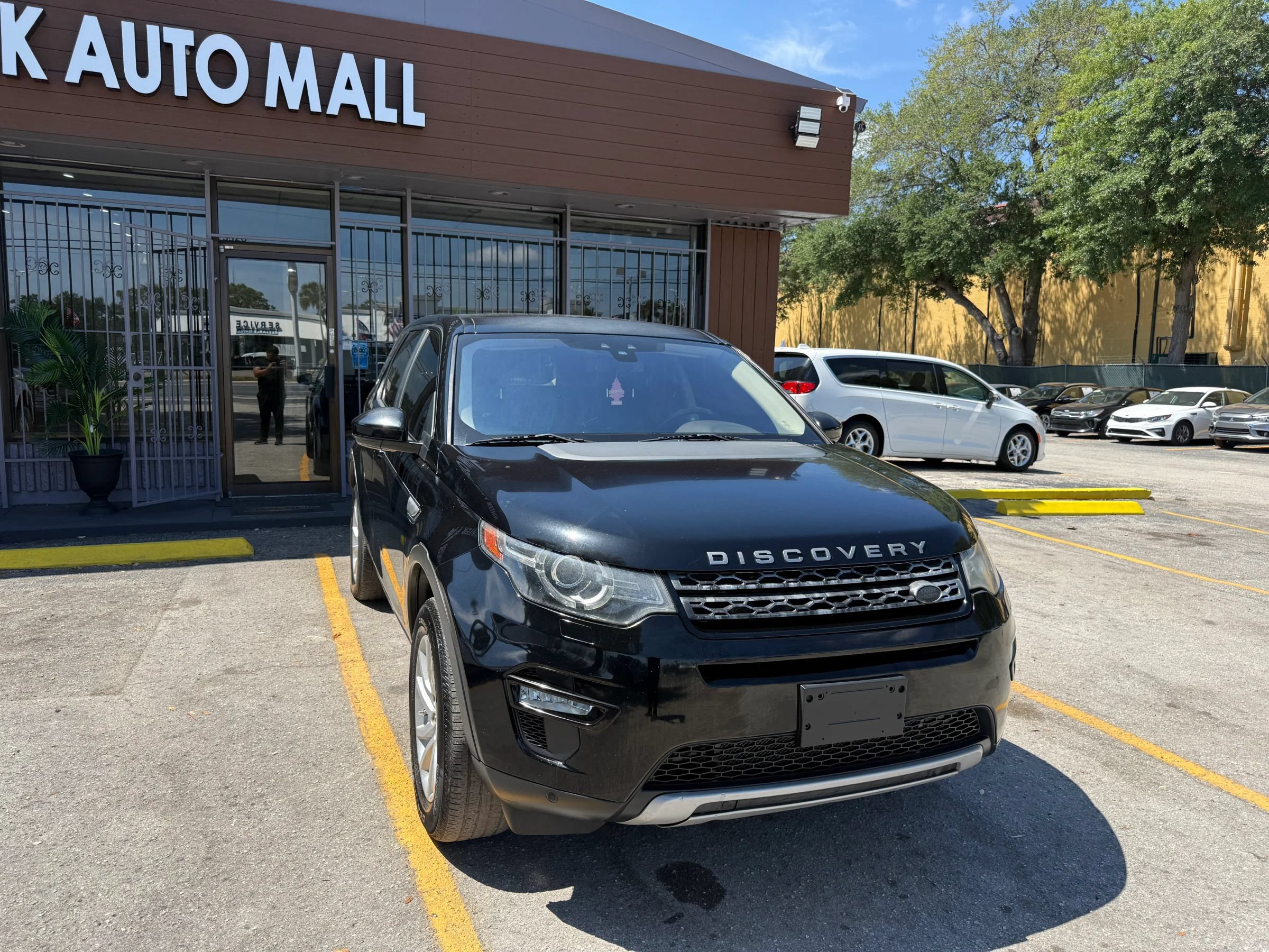 Used 2017 Land Rover Discovery Sport HSE AWD/4WD image 3
