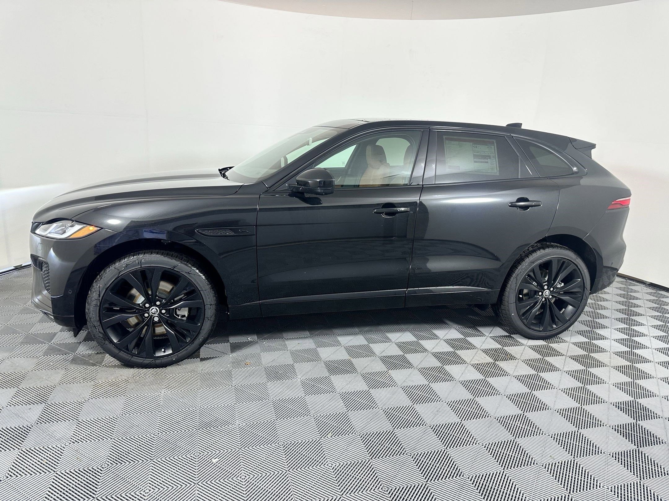 New 2026 Jaguar F-PACE R-Dynamic S image 2