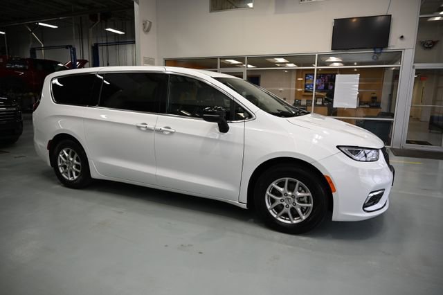 Used 2025 Chrysler Pacifica Select image 4