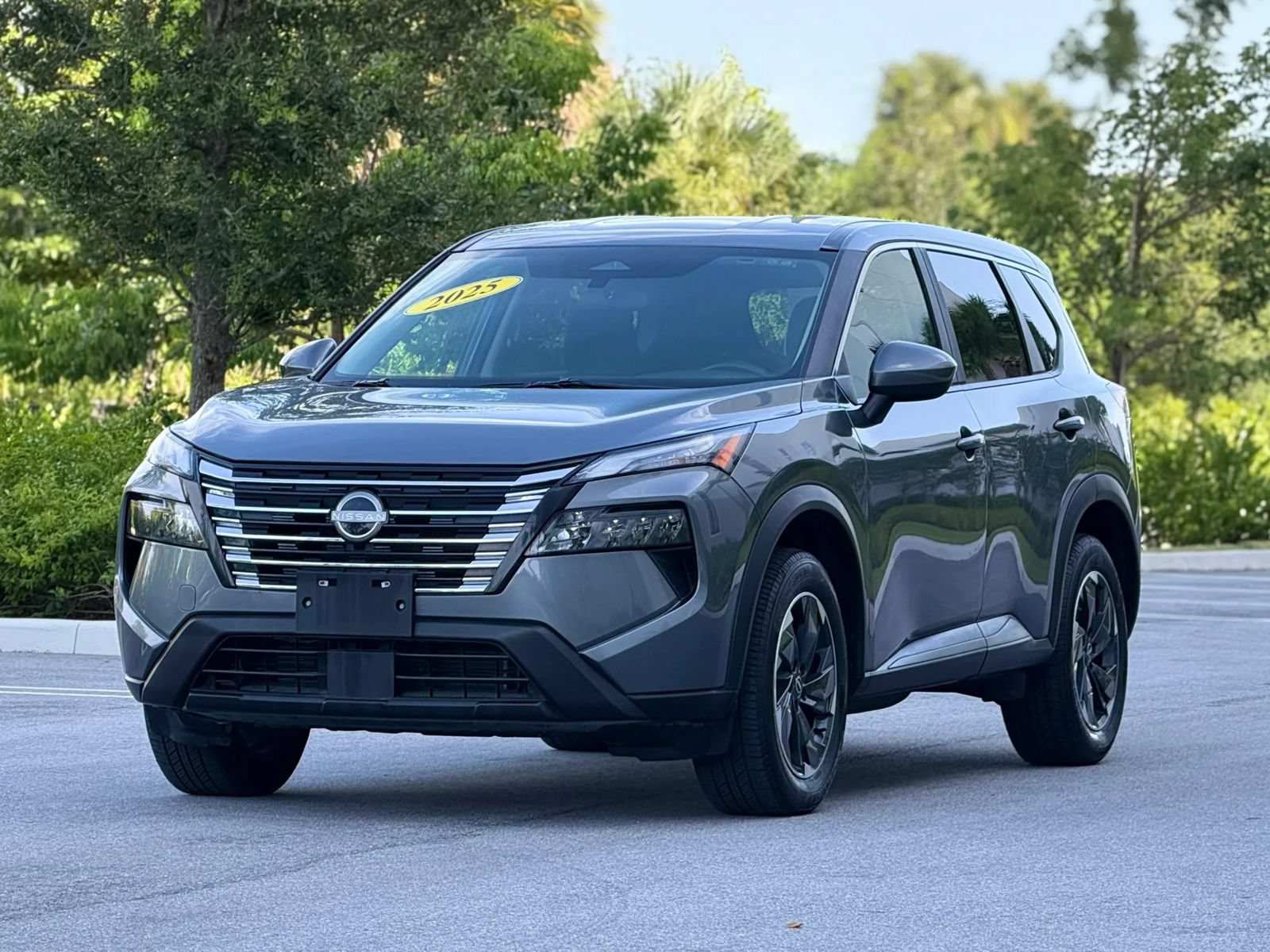 Used 2025 Nissan Rogue SV FWD image 3