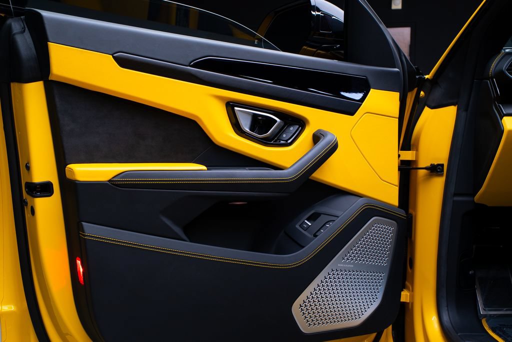 Used 2022 Lamborghini Urus AWD/4WD image 34