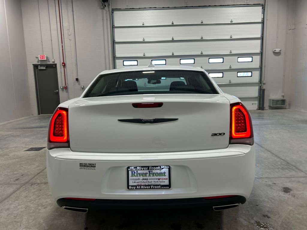 Used 2022 Chrysler 300 Touring w/ Sport Appearance Package image 7