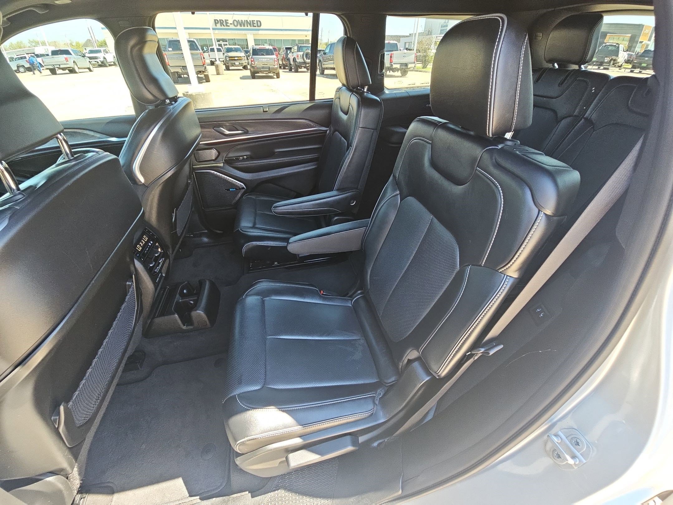 Used 2021 Jeep Grand Cherokee L Overland w/ Luxury Tech Group IV AWD/4WD image 29