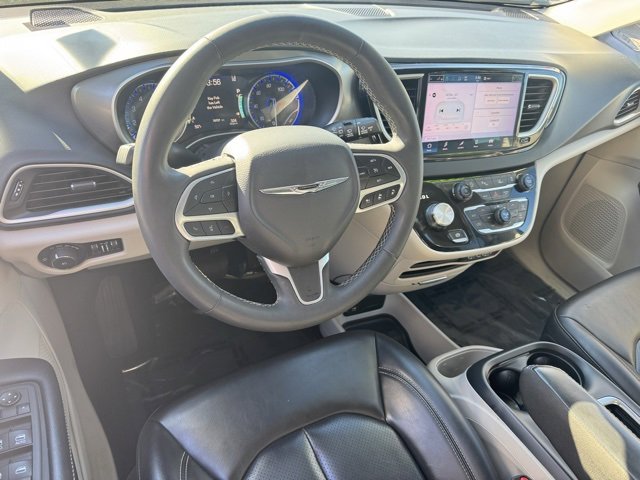 Used 2023 Chrysler Pacifica Touring-L image 19