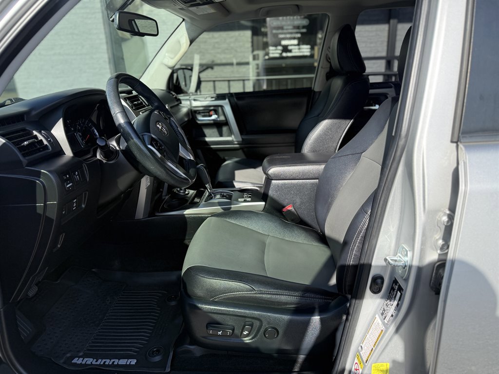 Used 2018 Toyota 4Runner SR5 Premium image 10