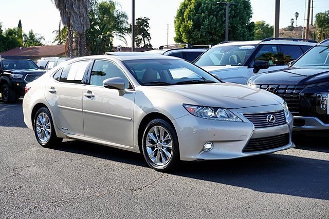 Used 2014 Lexus ES 300h w/ Luxury Package w/Bamboo Trim FWD image 2
