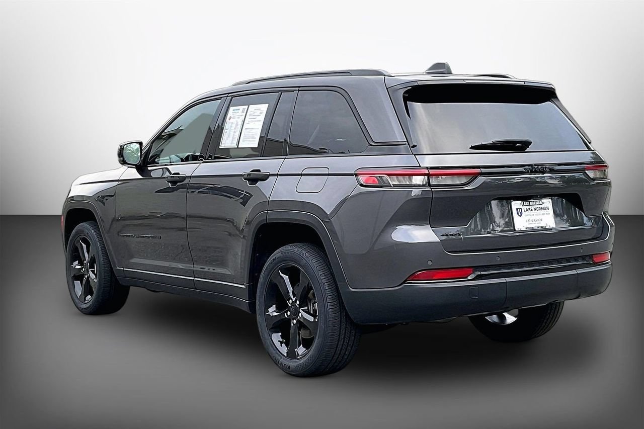 Used 2023 Jeep Grand Cherokee Altitude AWD/4WD image 6