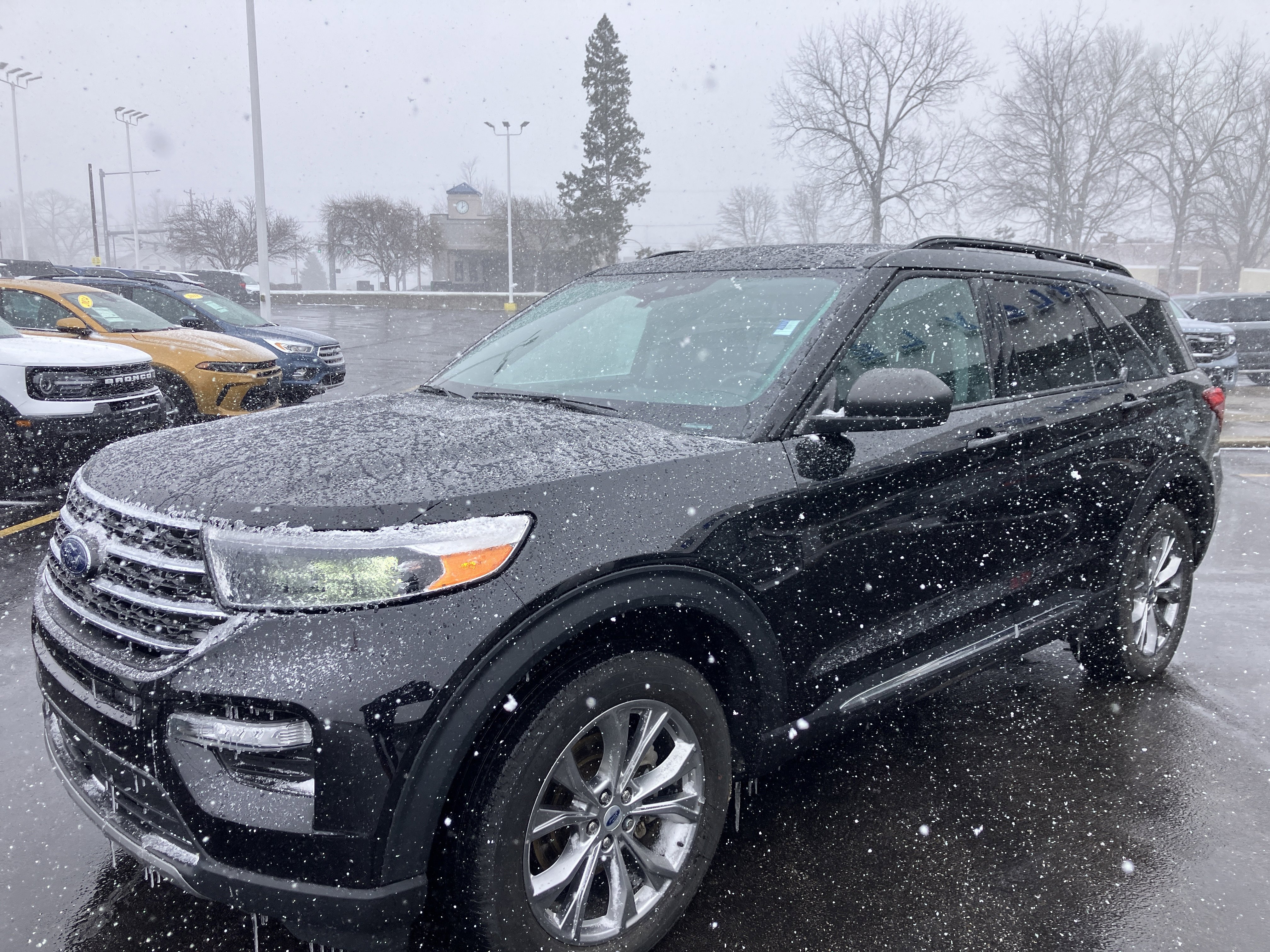 Certified 2022 Ford Explorer XLT w/ Equipment Group 202A image 3