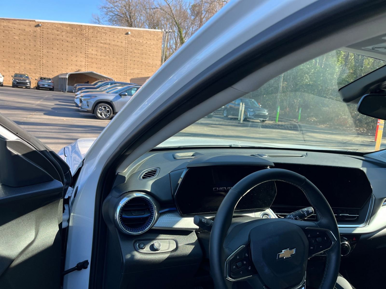 Used 2025 Chevrolet Trax LT w/ LT Convenience Package image 32