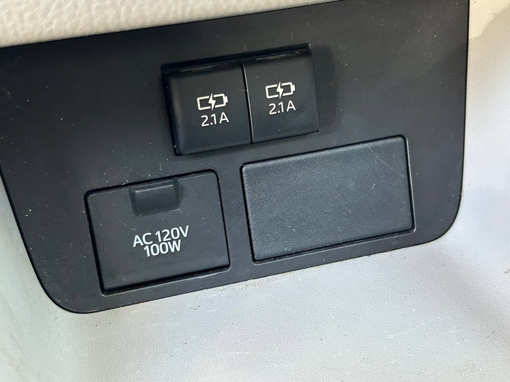 Used 2018 Toyota Highlander Limited FWD image 25