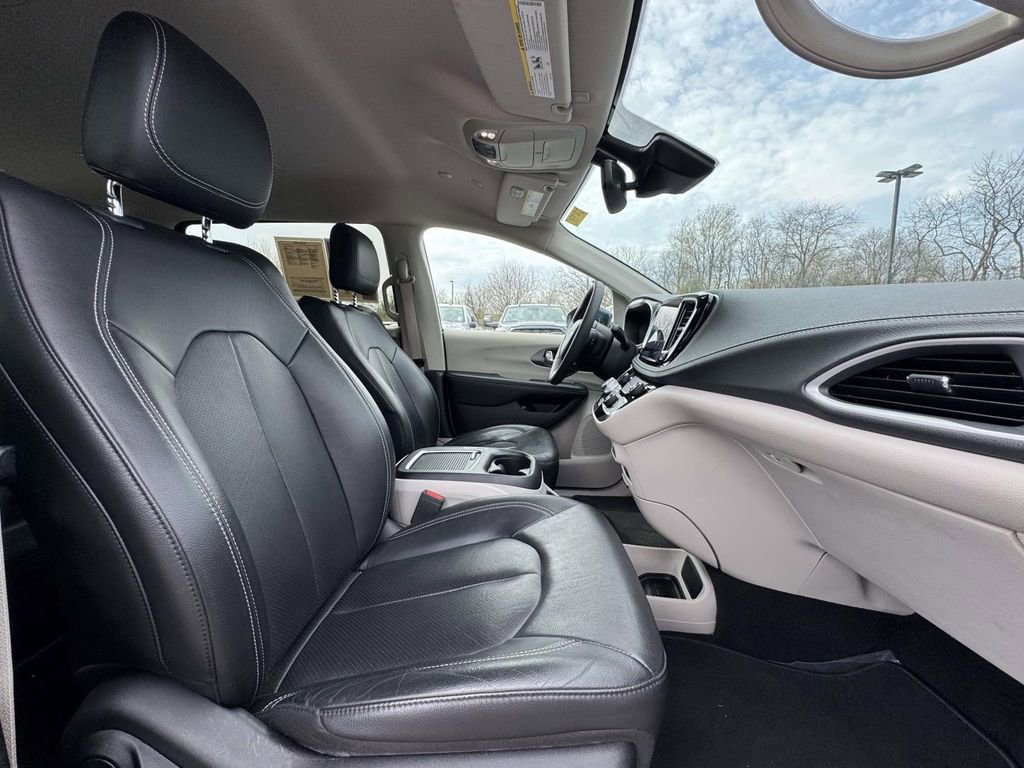 Used 2022 Chrysler Pacifica Touring-L FWD image 16