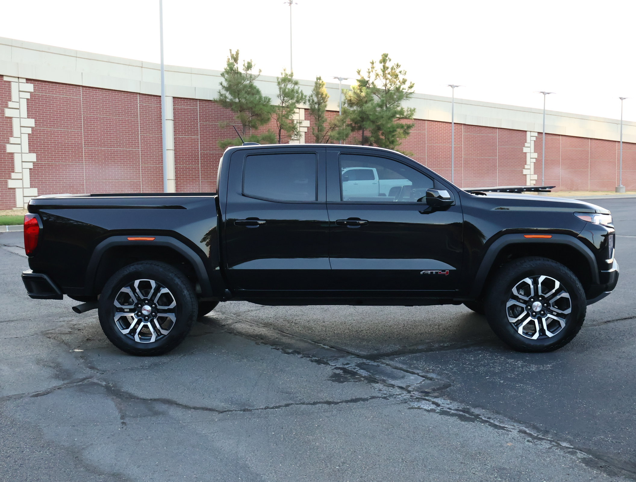 Used 2024 GMC Canyon AT4 w/ Technology Package AWD/4WD image 32