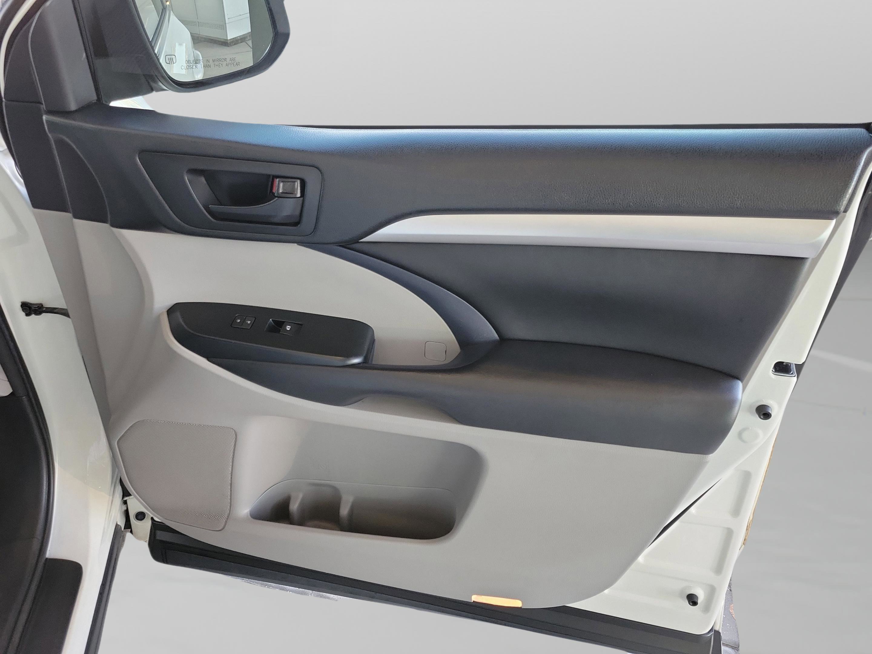 Used 2018 Toyota Highlander LE image 25