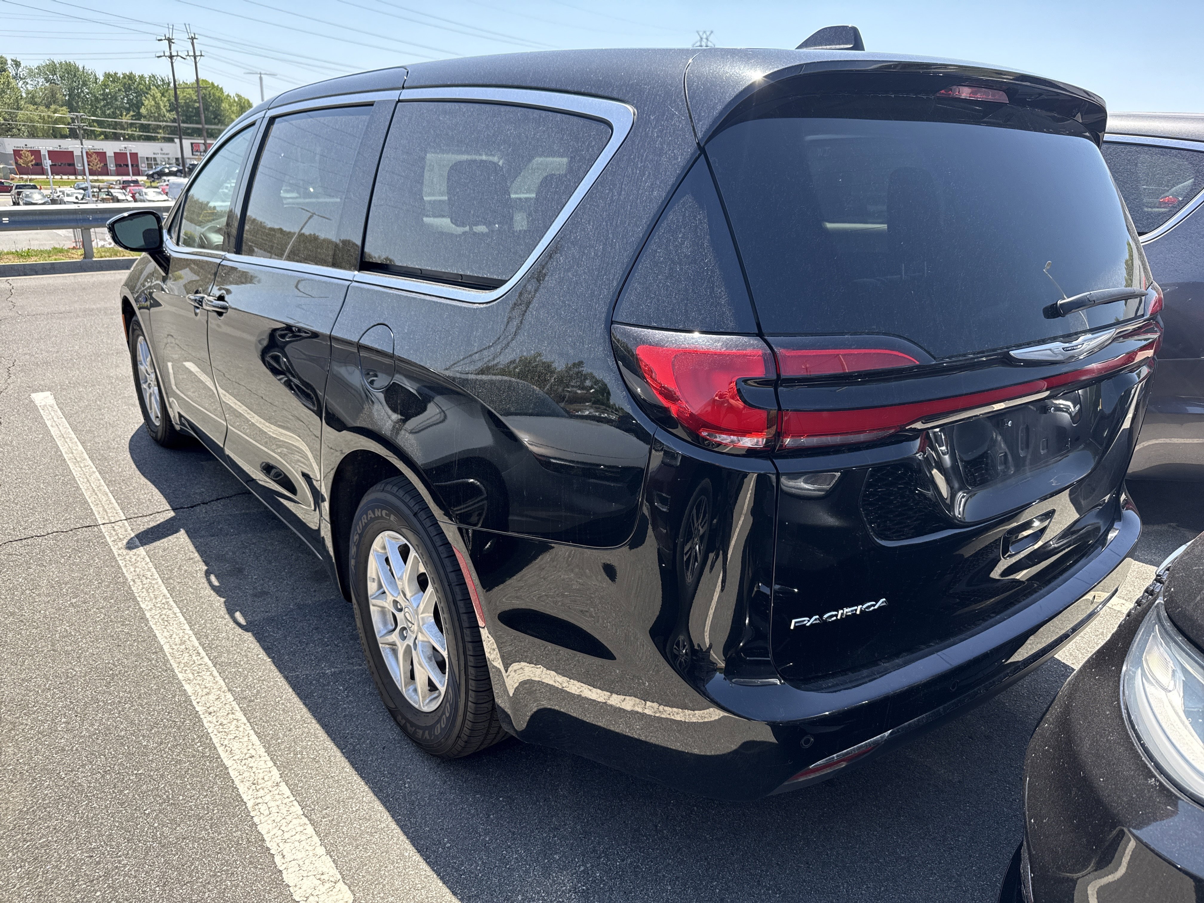 Used 2024 Chrysler Pacifica Touring-L FWD image 7