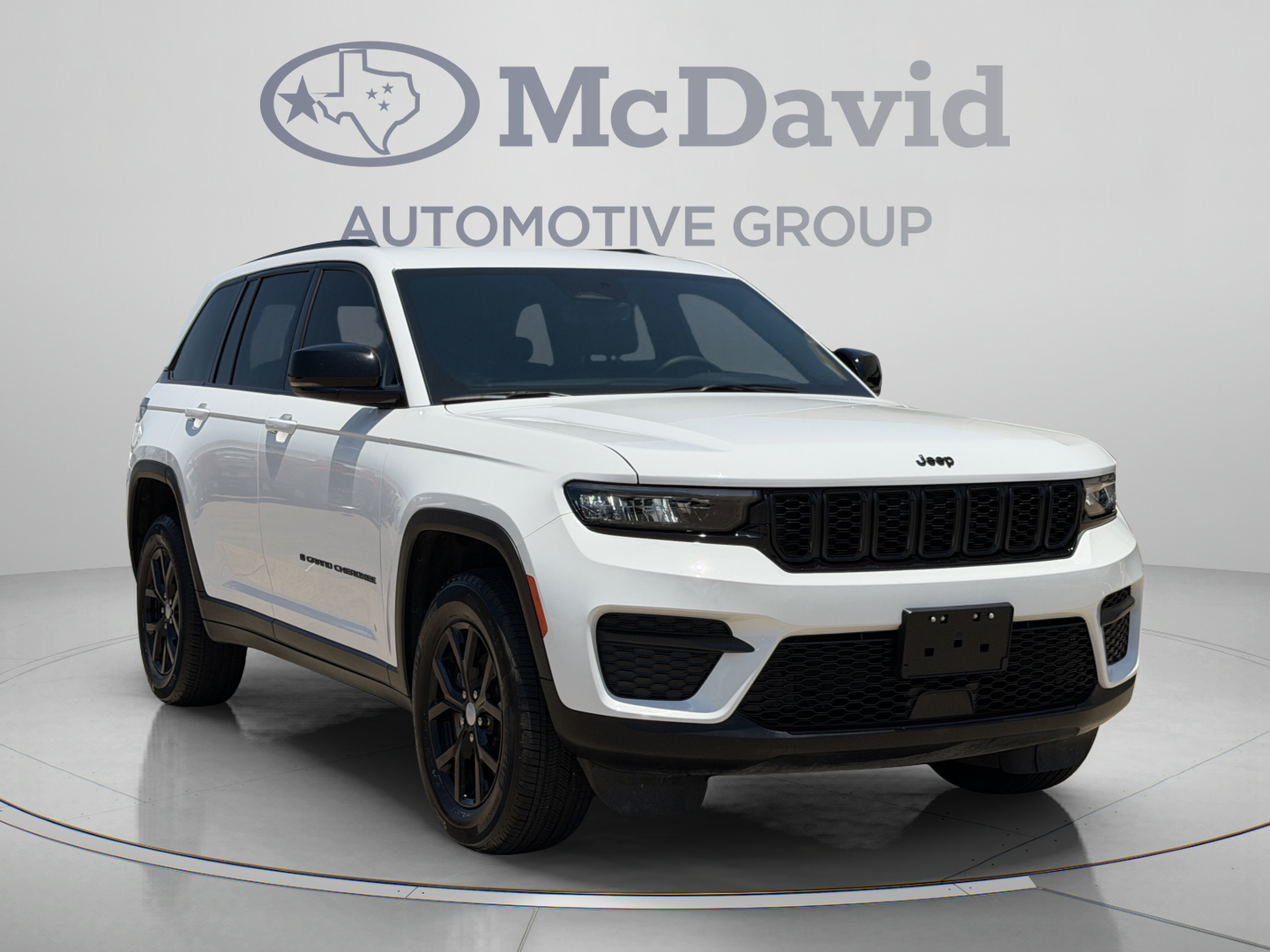 Used 2025 Jeep Grand Cherokee Altitude RWD image 9