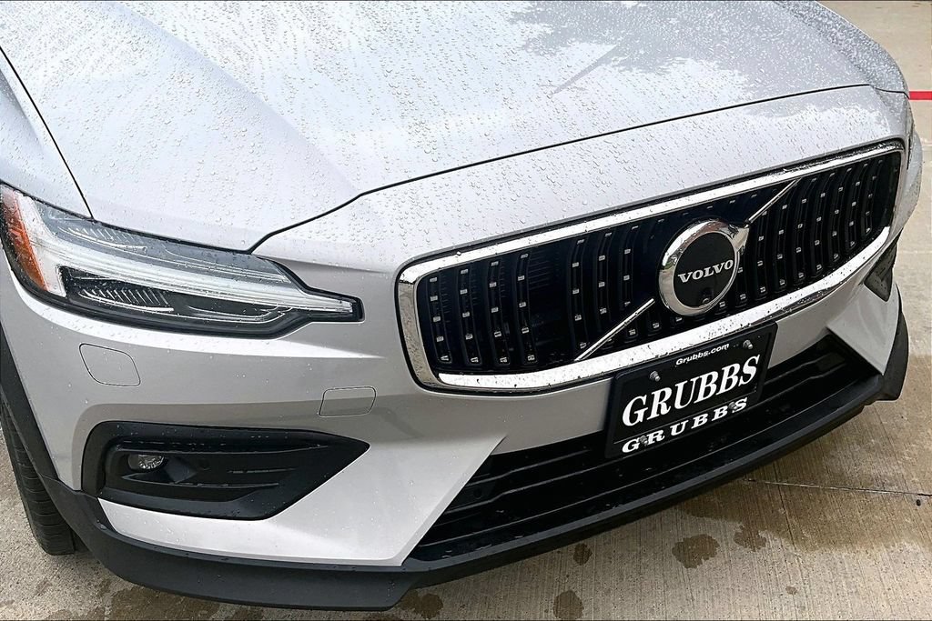 Certified 2025 Volvo V60 B5 Cross Country Plus AWD/4WD image 38
