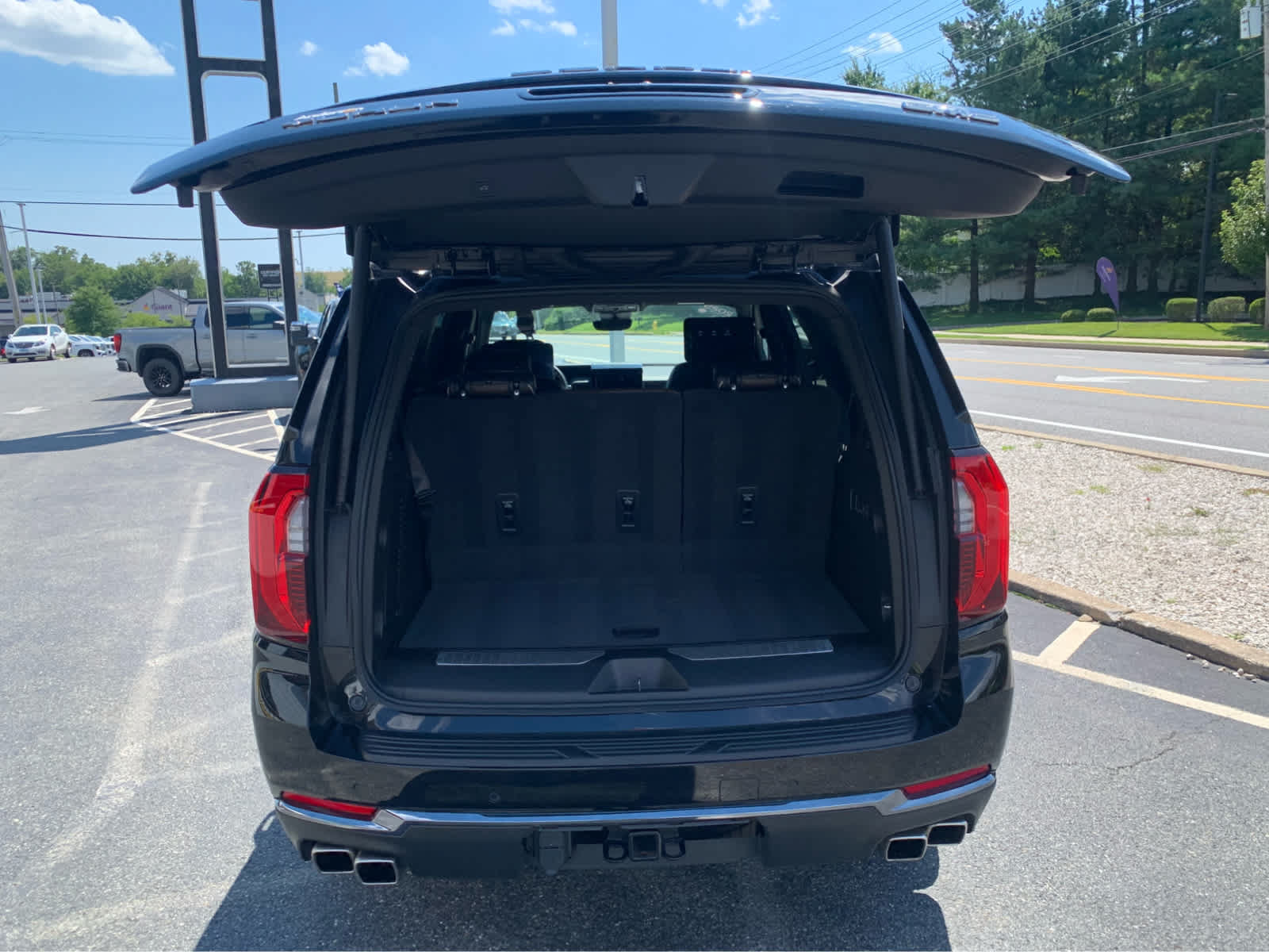 Used 2025 GMC Yukon Denali Ultimate AWD/4WD image 5