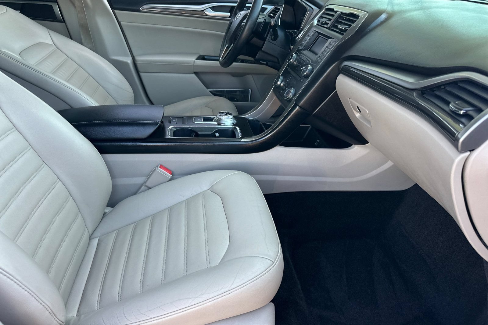 Used 2018 Ford Fusion SE FWD image 14