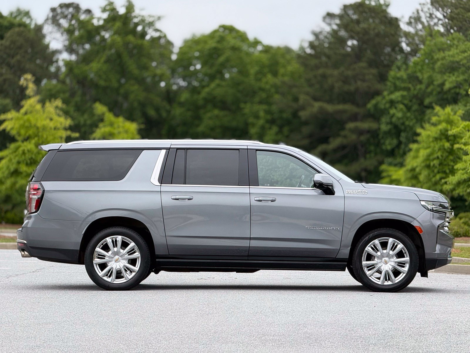 Used 2022 Chevrolet Suburban High Country AWD/4WD image 12