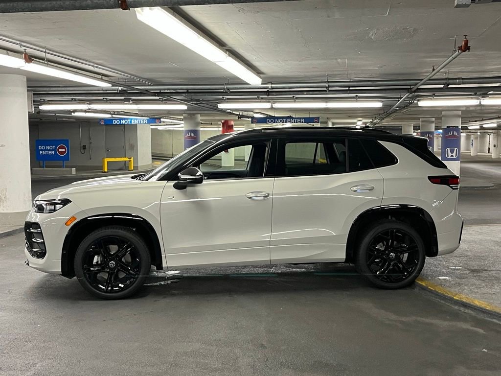 New 2025 Volkswagen Tiguan SE R-Line image 34