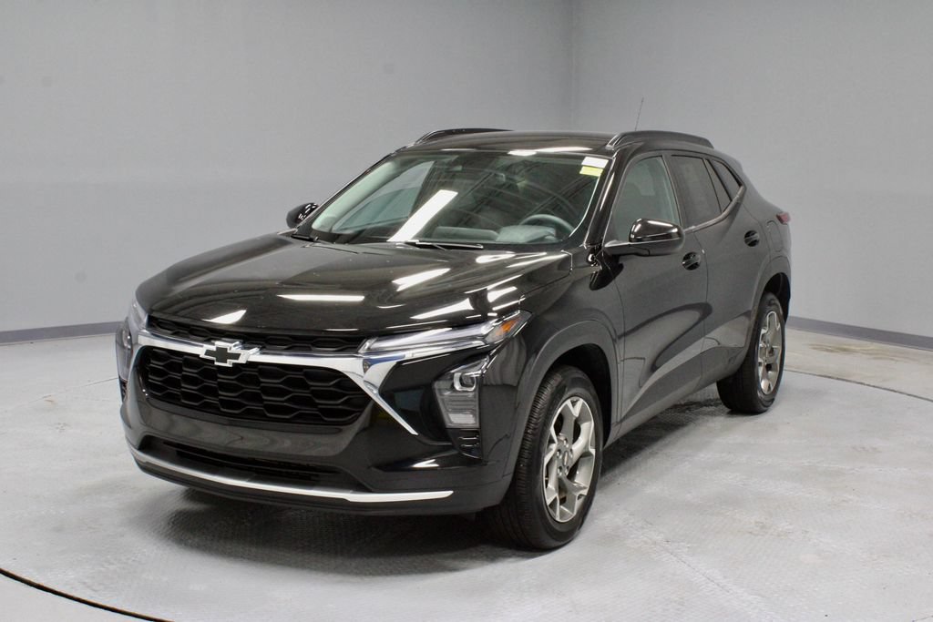 Used 2025 Chevrolet Trax LT FWD image 6