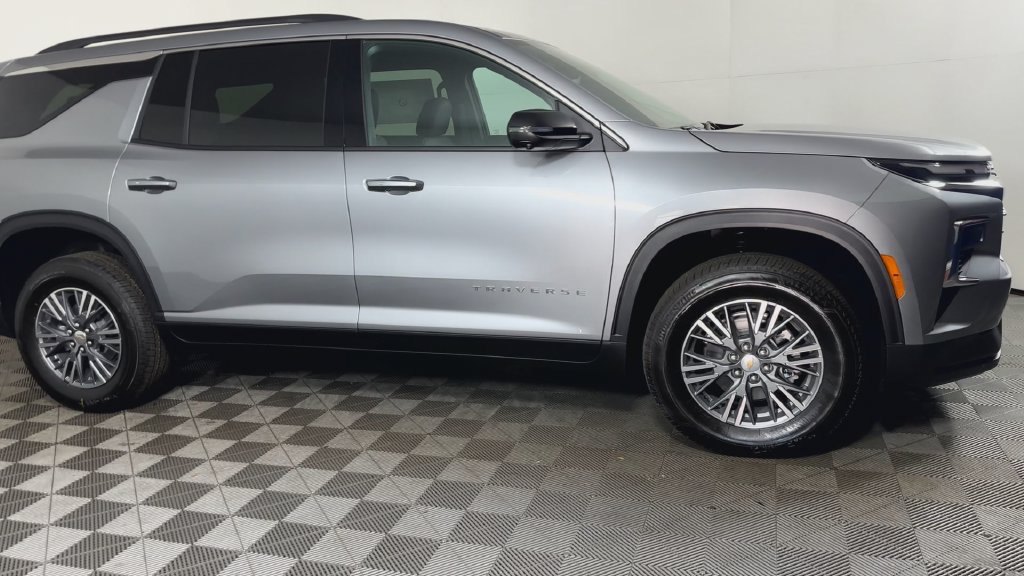 New 2027 Chevrolet Traverse LT w/ Driver Confidence Package AWD/4WD image 2