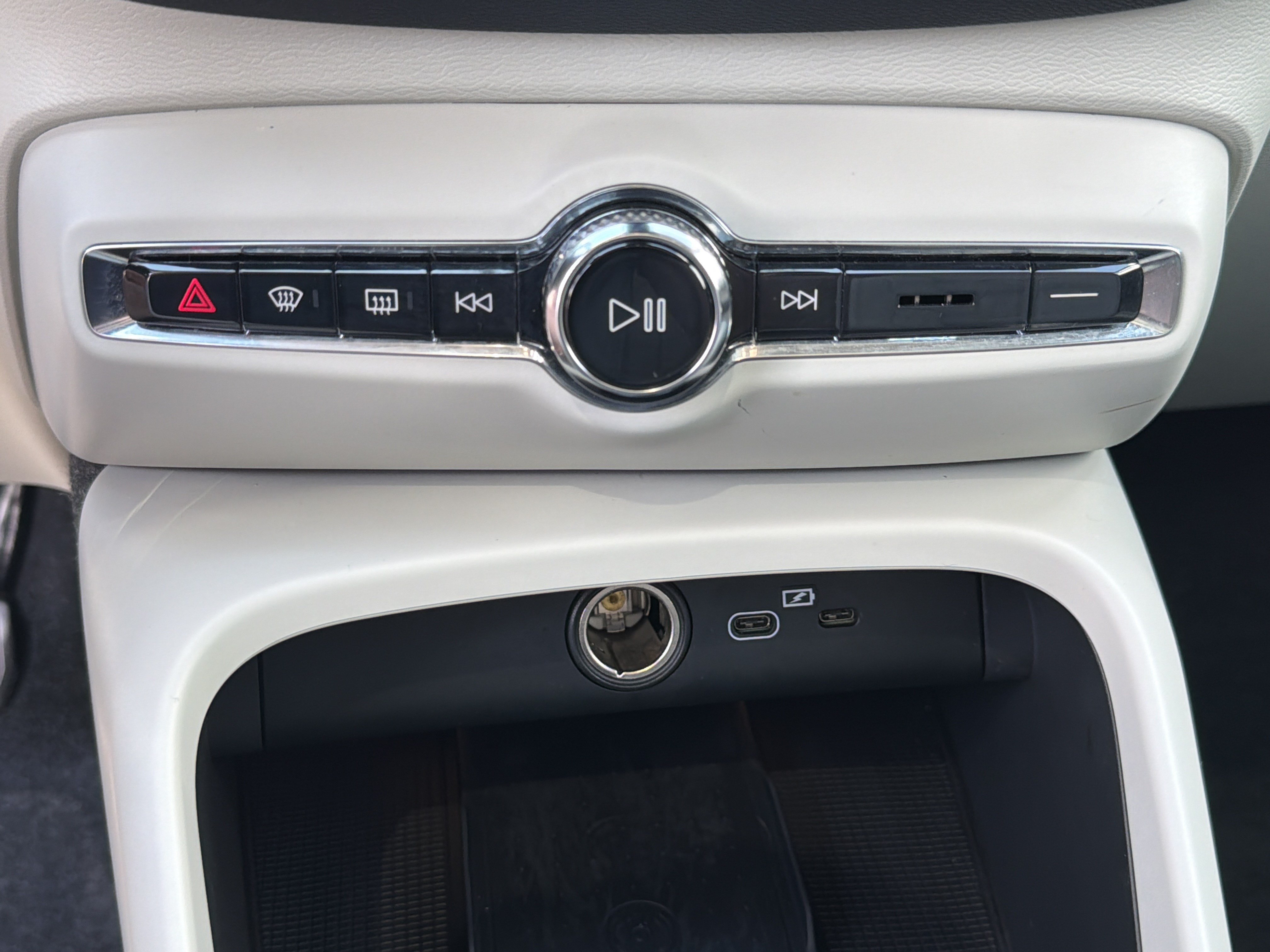 Used 2023 Volvo XC40 B4 Ultimate FWD image 35