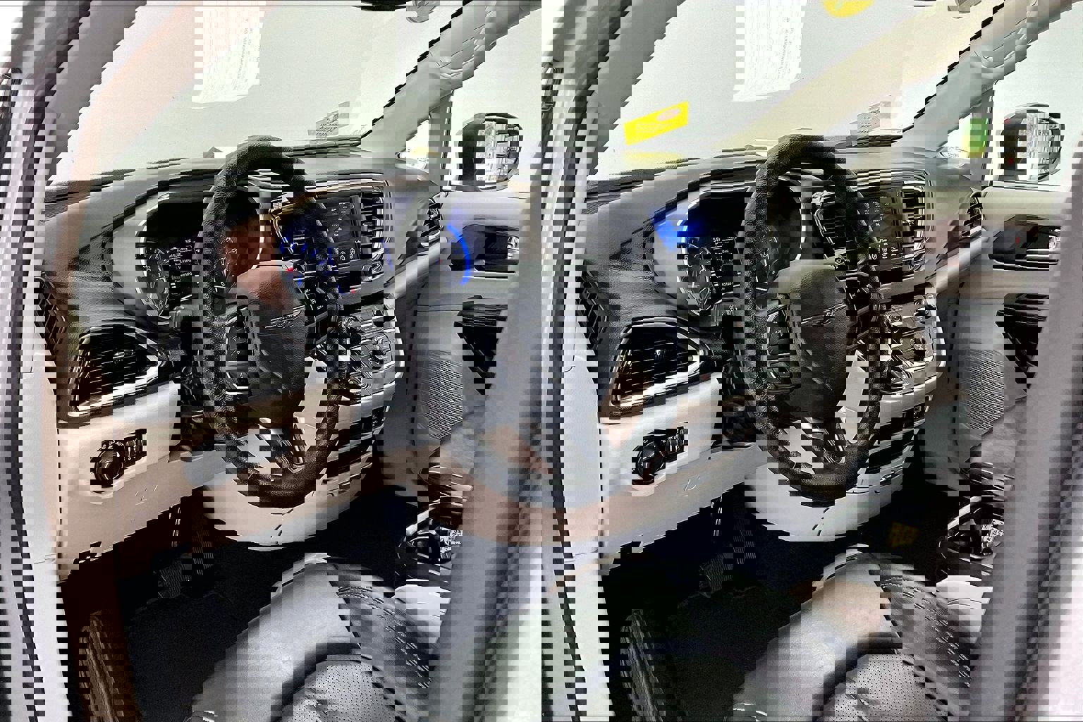 Used 2020 Chrysler Voyager Lxi image 14