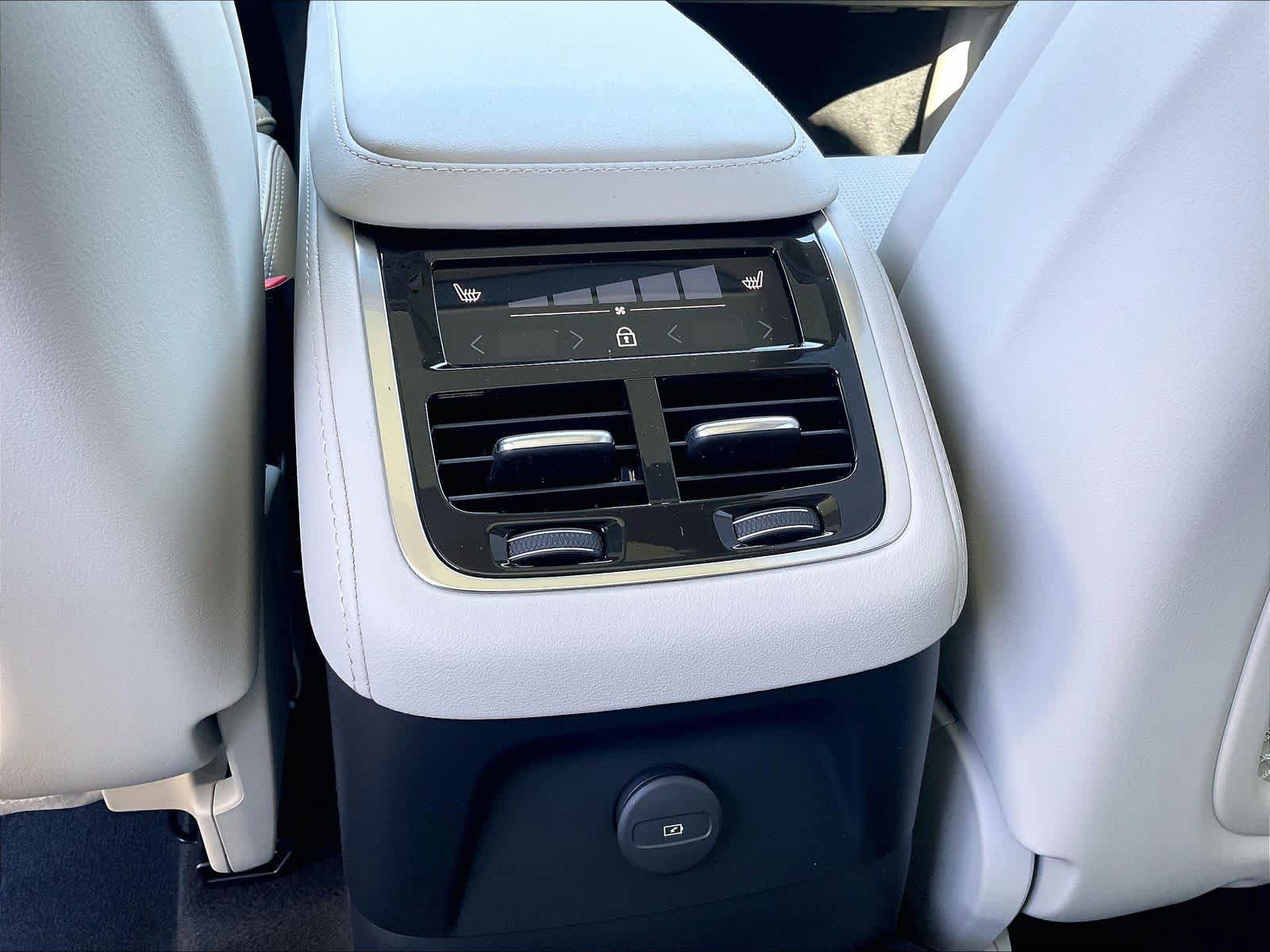 New 2027 Volvo XC90 T8 Ultra AWD/4WD image 16