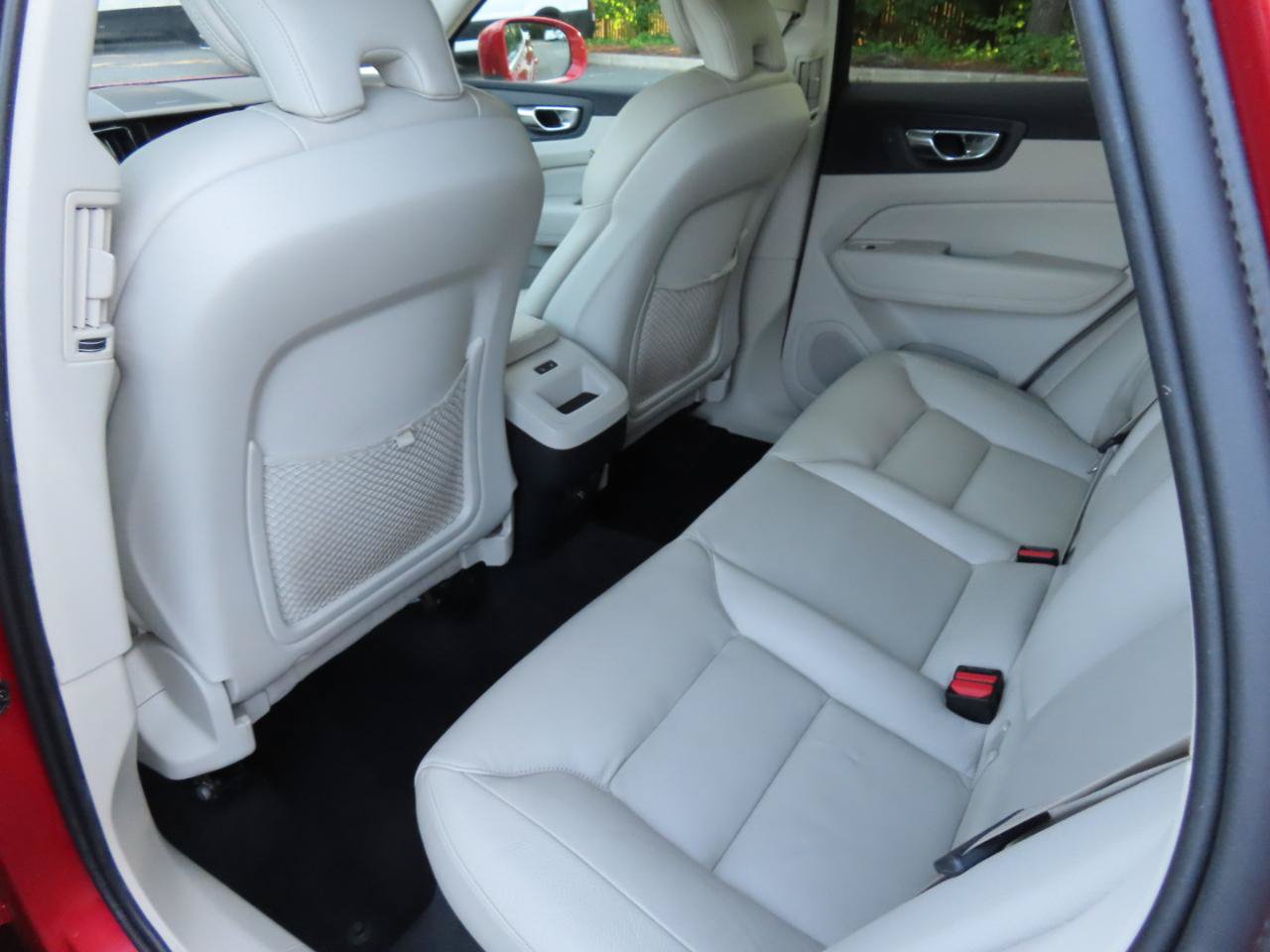 Used 2019 Volvo XC60 T6 Momentum w/ Multimedia Package AWD/4WD image 10